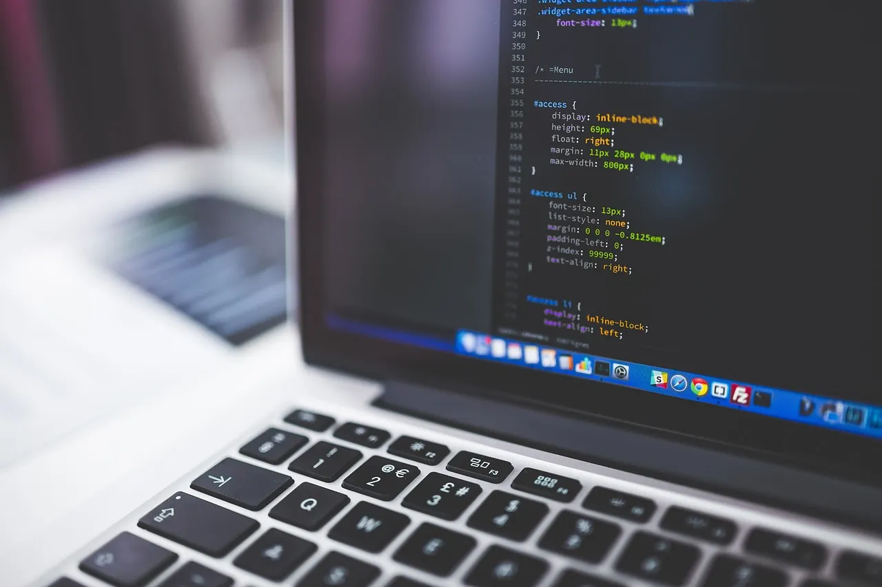 Un acercamiento a la pantalla con una interfaz web detallada y código al lado.